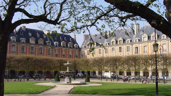 Entre cours et jardins : promenade dans le Marais, ses hôtels particuliers et ses espaces verts