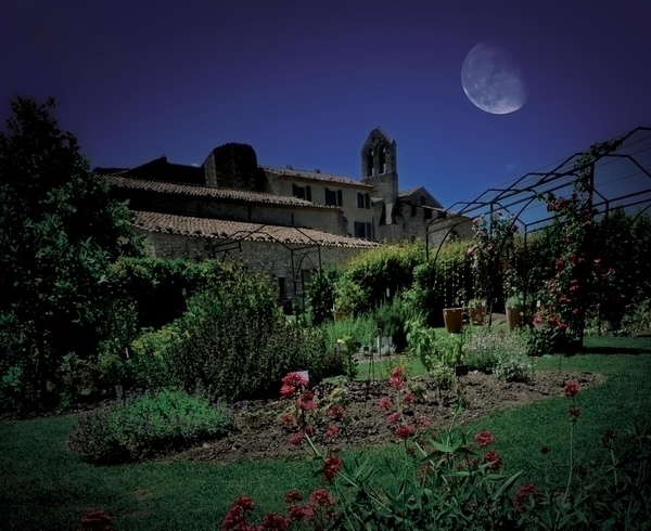 Le jardin de senteurs de Salagon en nocturne