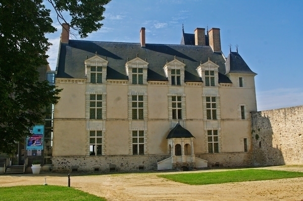 Le logis du château de Sainte-Suzanne