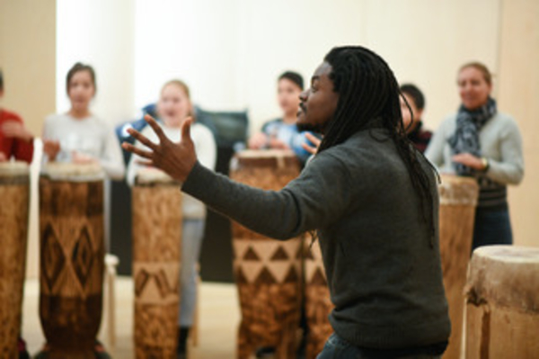 Contes Hikayat dans l'exposition Al Musiqa