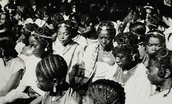 Cheveux chéris, frivolités et trophées