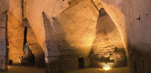 Troglodytes et Sarcophages