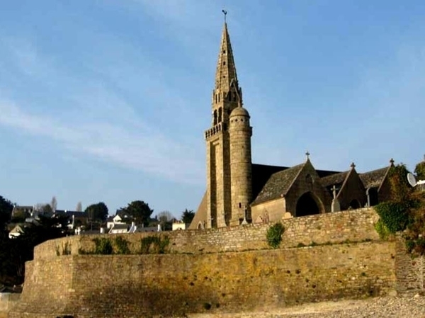 Eglise de Saint-Michel-en-Grève et son cimetière marin