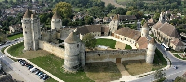 Château de Blandy-les-Tours (famille)