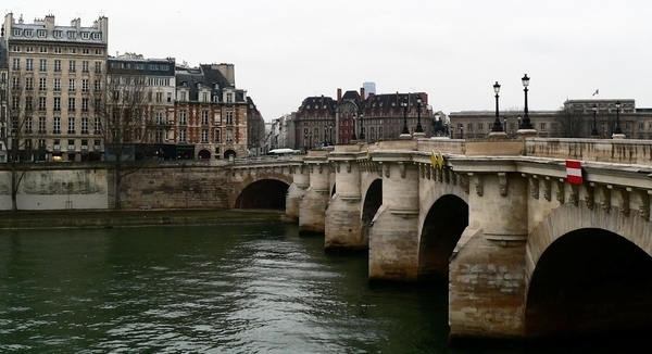 Le Pont Neuf, de la place Dauphine aux hôtels du quai Conti